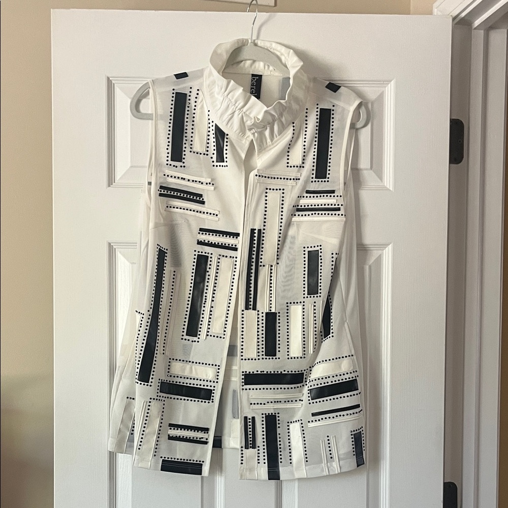 Berek Black and White Geometric Top